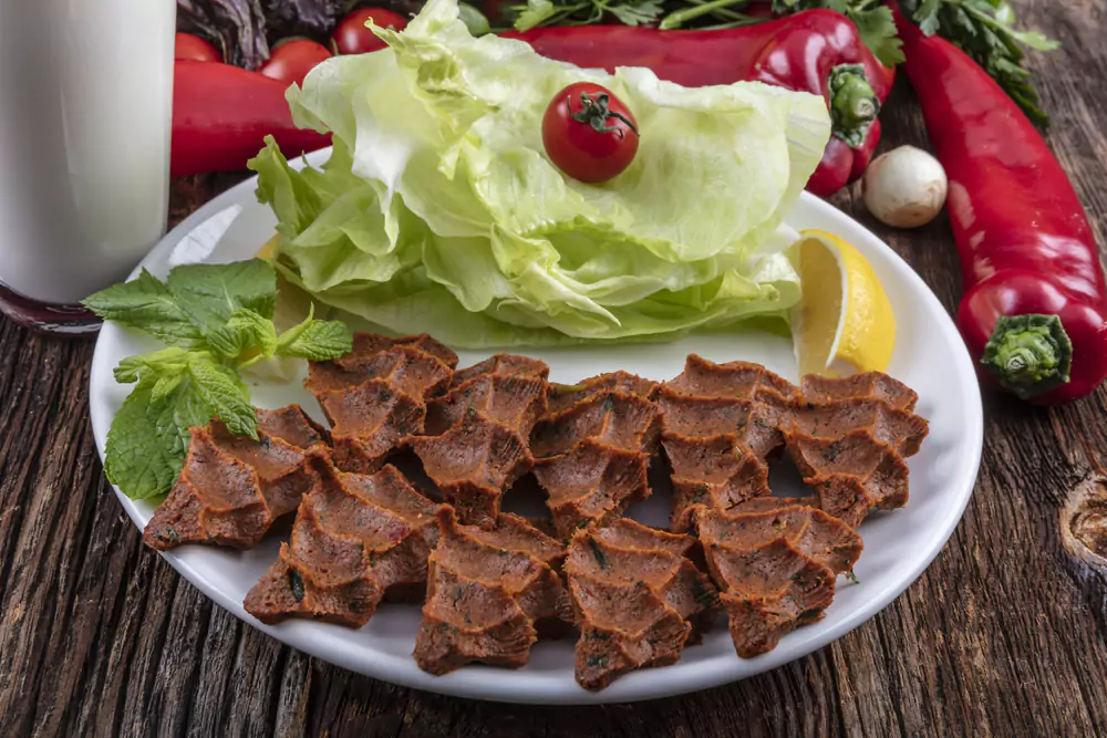 Top 8 Traditional Turkish Food in Istanbul (Beyond Kebabs and Baklava) 4 Cig kofte, a raw meat dish in Turkish and Armenian cuisines. Turkish cig means "raw" and kofte means meatball.