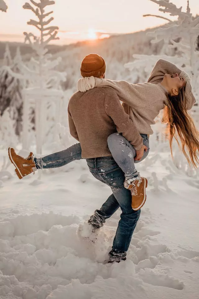 9 Most Romantic Things to Do for Valentine's Day 2 couples having fun during the sunrise