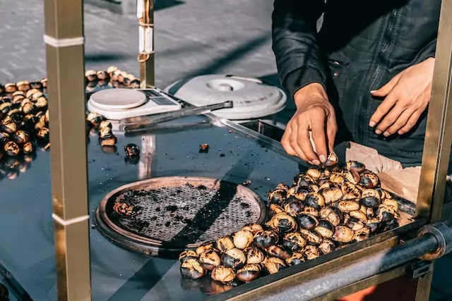 A picture of vendor selling roasted chestnuts in Istanbul